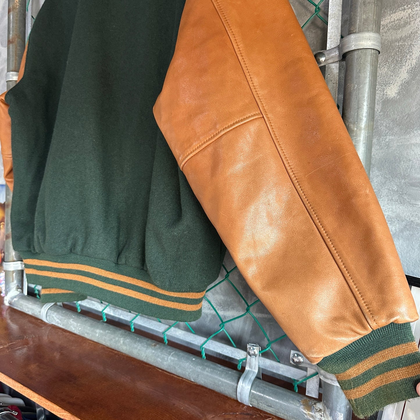 Chamarra Vintage Varsity De Hombre Talla Xl Color Verde Café Piel Y Lana Colegial Letterman