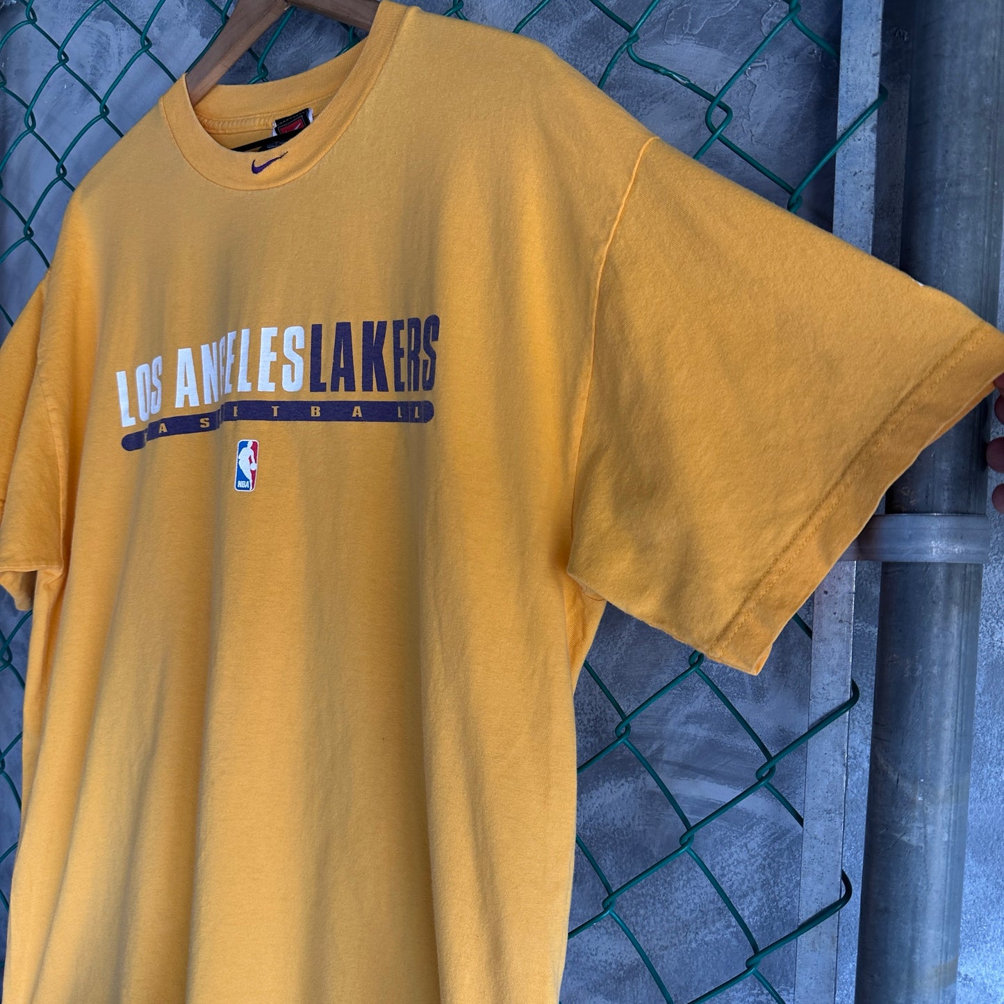 Camisa De Lakers Vintage NIke De Hombre Talla Xl Color Amarillo Center Swosh Manga Corta