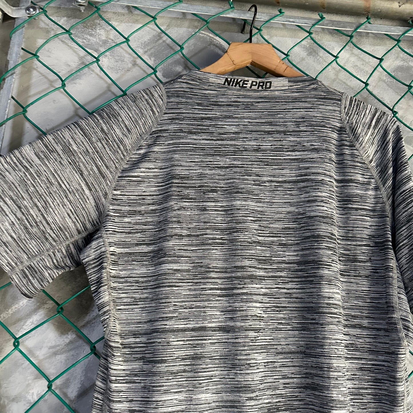 Camisa Nike Deportiva De Hombre Talla L Color Gris Gimnasio Correr Manga Corta Center Swosh