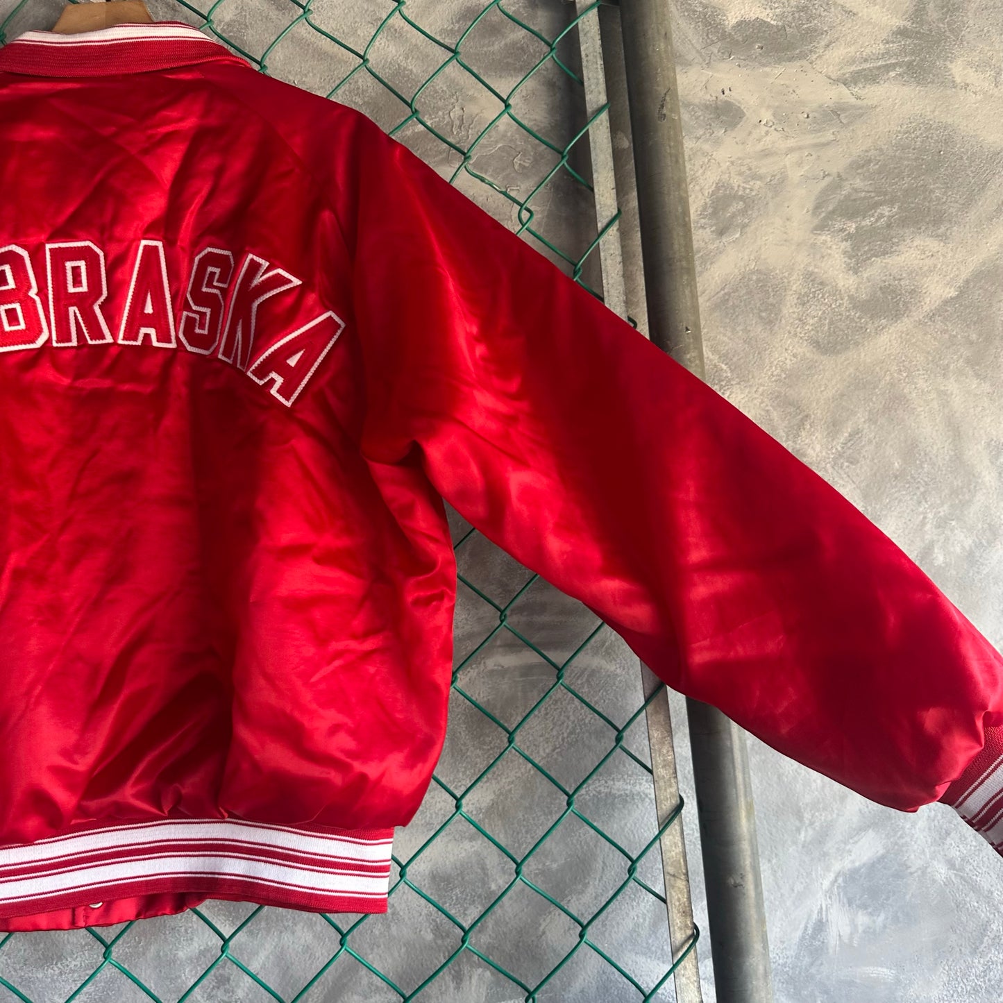 Chamarra Vintage Chalk Line De Nebraska De Hombre Talla L Color Rojo Satin