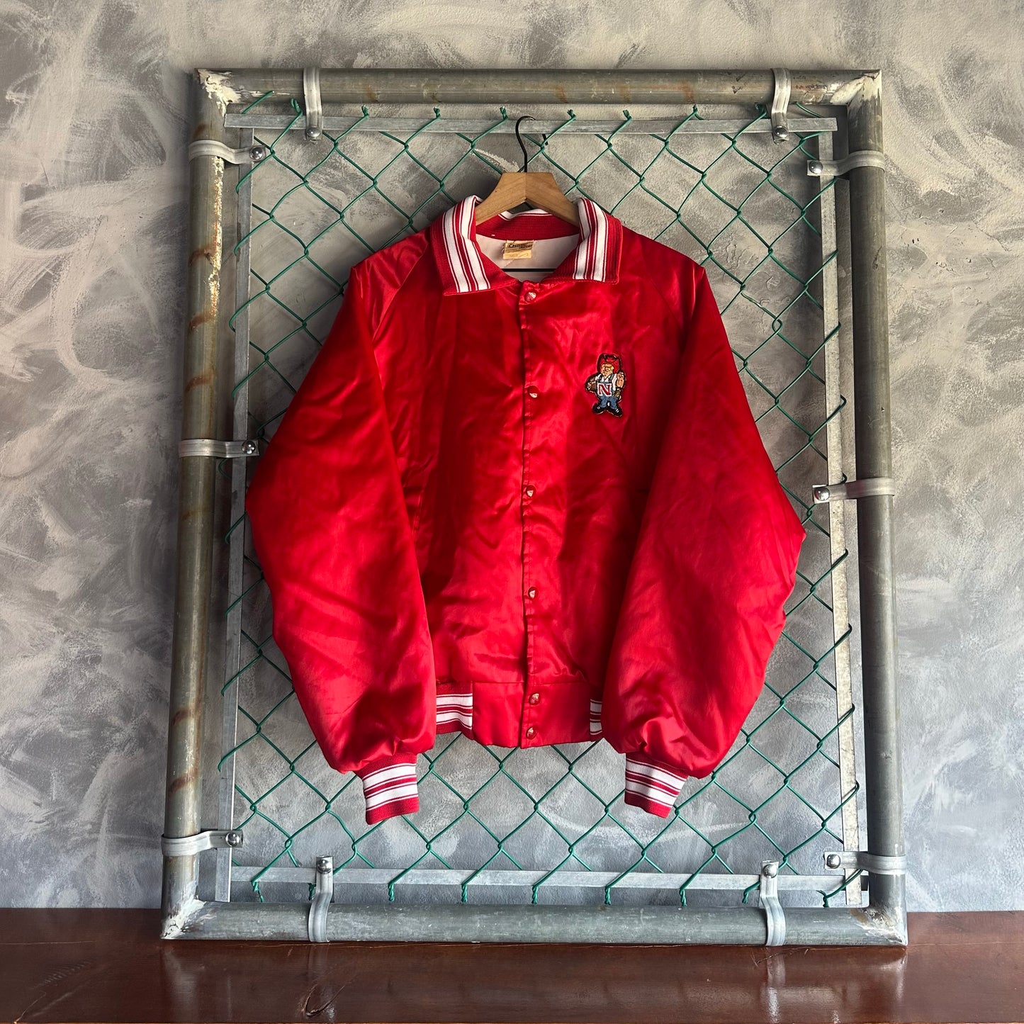 Chamarra Vintage Chalk Line De Nebraska De Hombre Talla L Color Rojo Satin