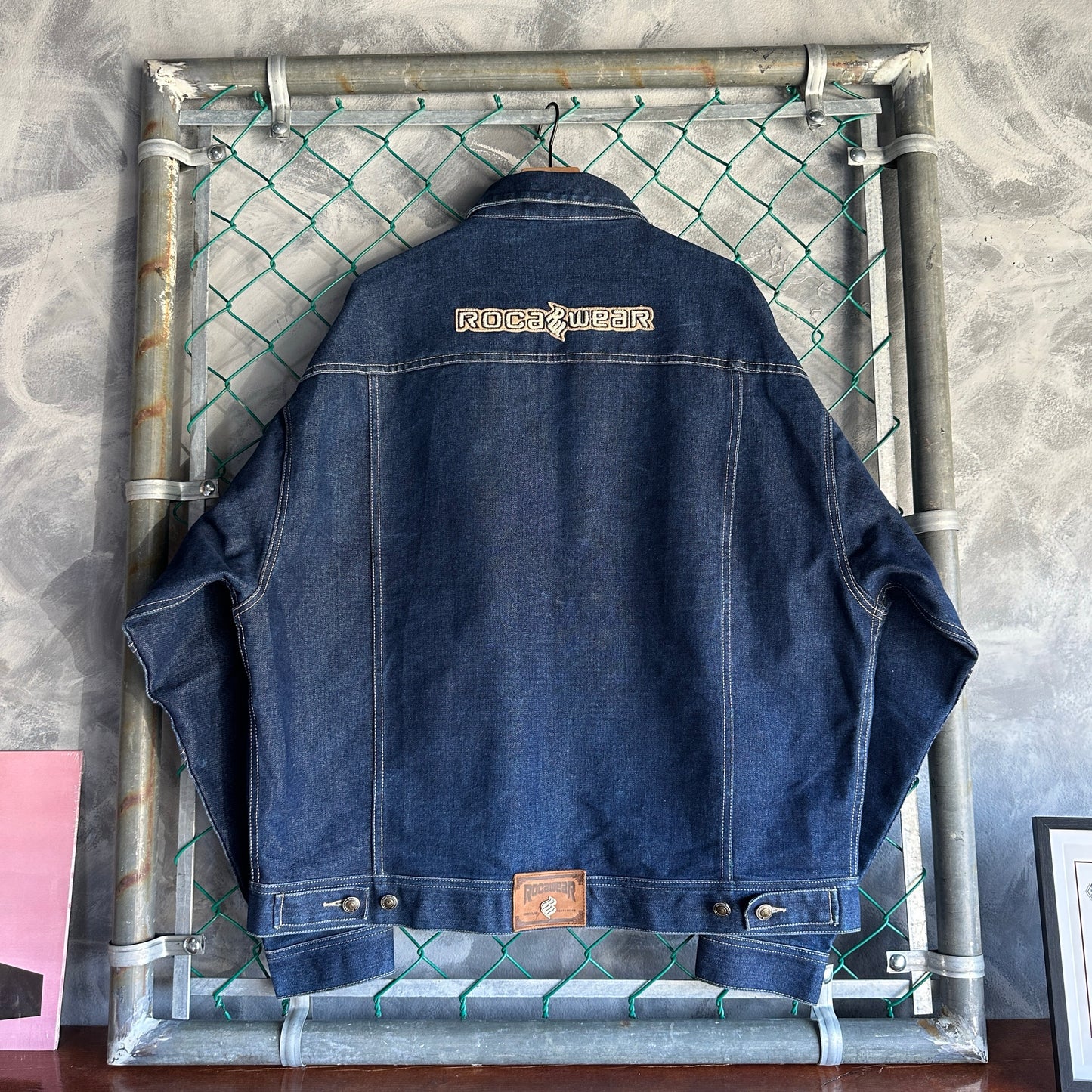 Chamarra Vintage Rocawear De Hombre Talla 2XL Color Azul Marino Mezclilla Y2K