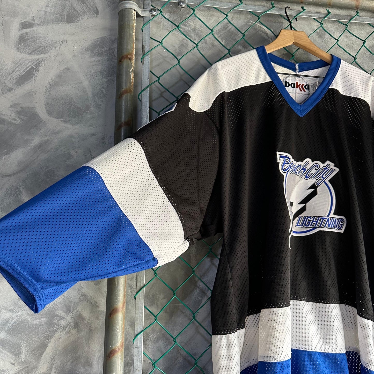 Jersey Vintage de Tampa Bay De Hombre Talla L Color Negro Blanco y Azul De l NHL Hockey Rayos Bakka