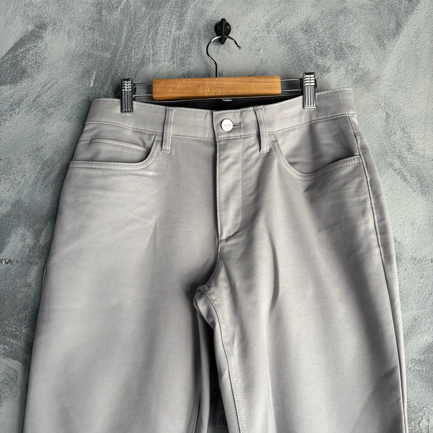 Pantalón Formal Calvin Klein Para Hombre Talla 29x32 Color Gris Bajo