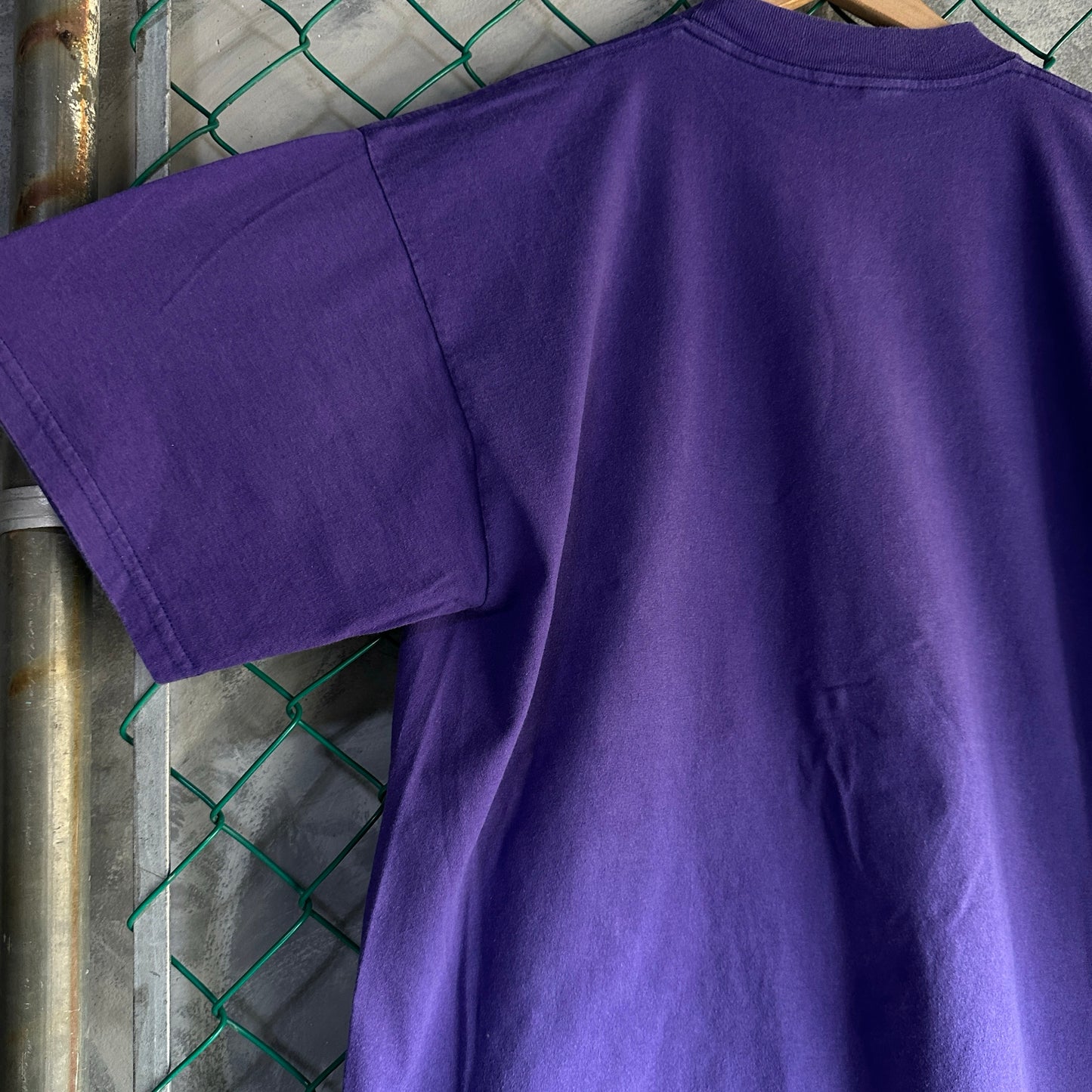 Camisa Vintage de Mickey Mouse De Hombre Talla 2XL Color Morado AOP Confeti DisneyLand