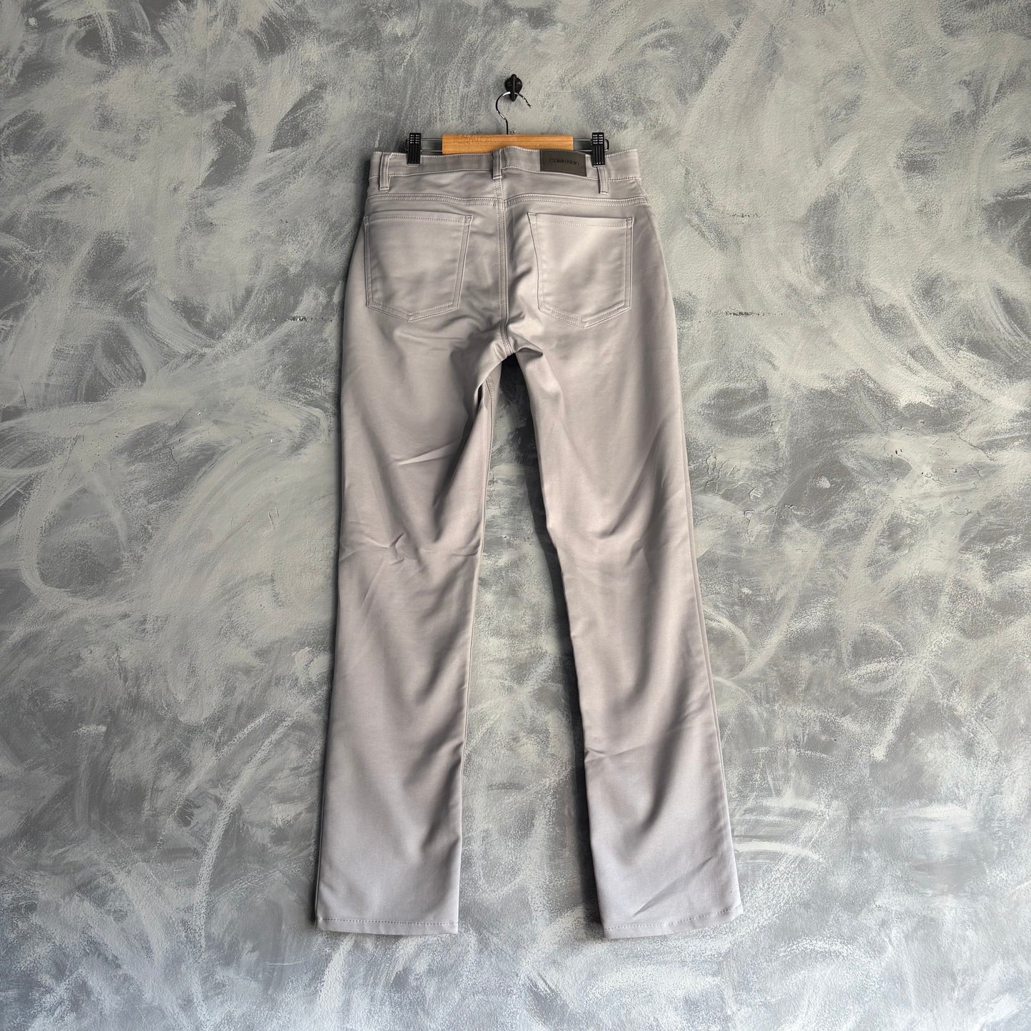 Pantalón Formal Calvin Klein Para Hombre Talla 29x32 Color Gris Bajo