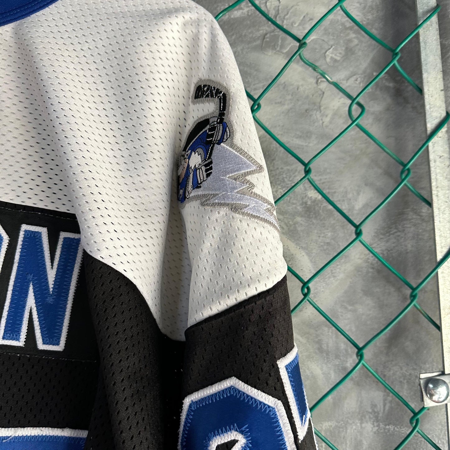 Jersey Vintage de Tampa Bay De Hombre Talla L Color Negro Blanco y Azul De l NHL Hockey Rayos Bakka