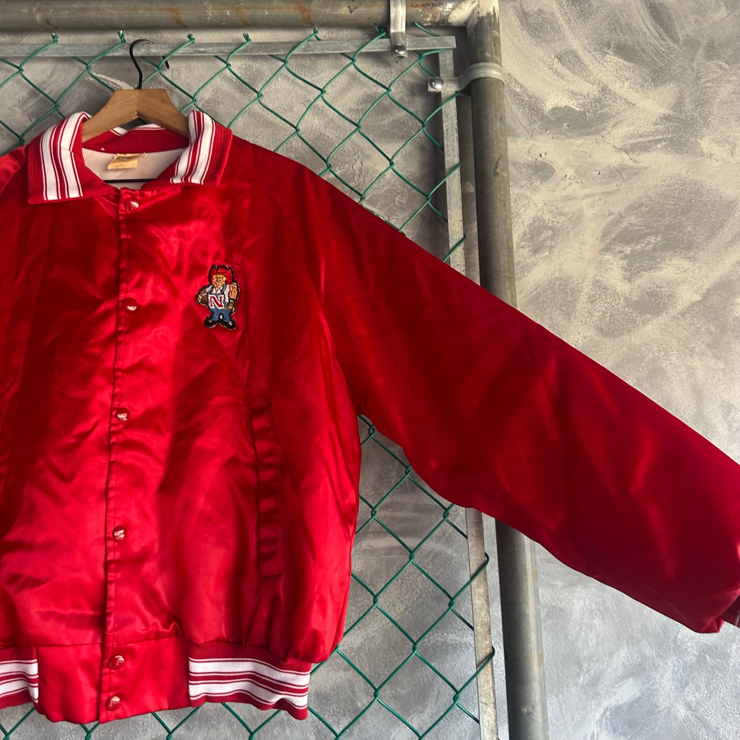 Chamarra Vintage Chalk Line De Nebraska De Hombre Talla L Color Rojo Satin