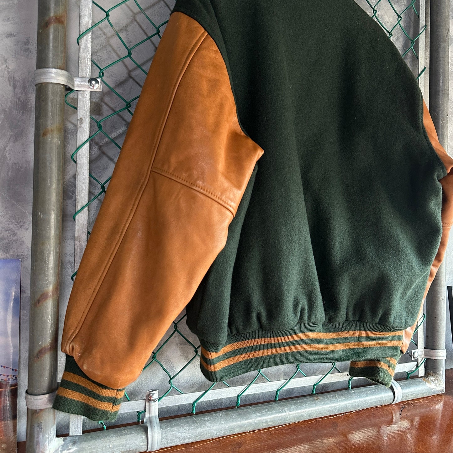 Chamarra Vintage Varsity De Hombre Talla Xl Color Verde Café Piel Y Lana Colegial Letterman