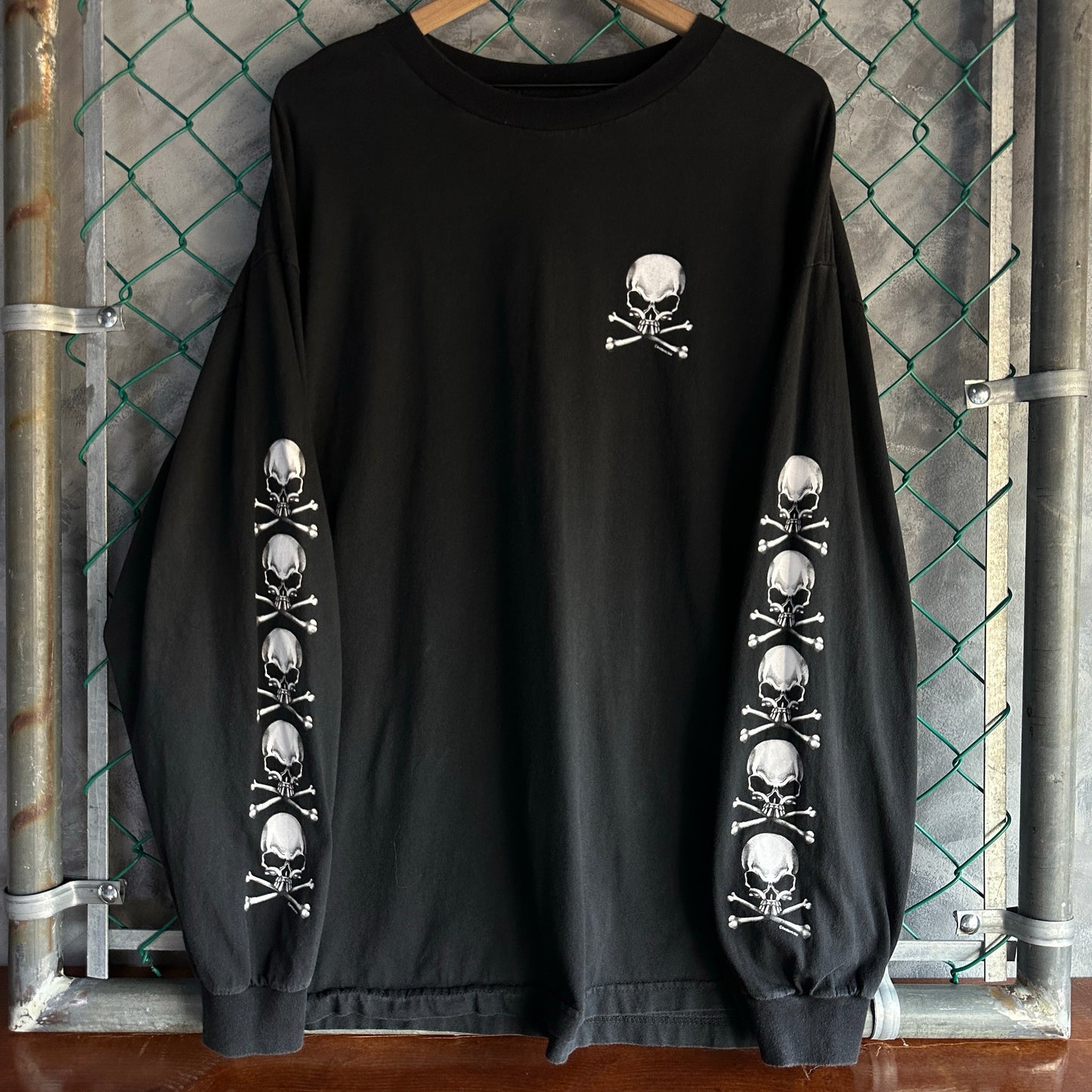 Camisa Vintage De Hombre Talla 2XL Color Negro Con Print En Las Mangas Con Calacas Y Craneos AAA