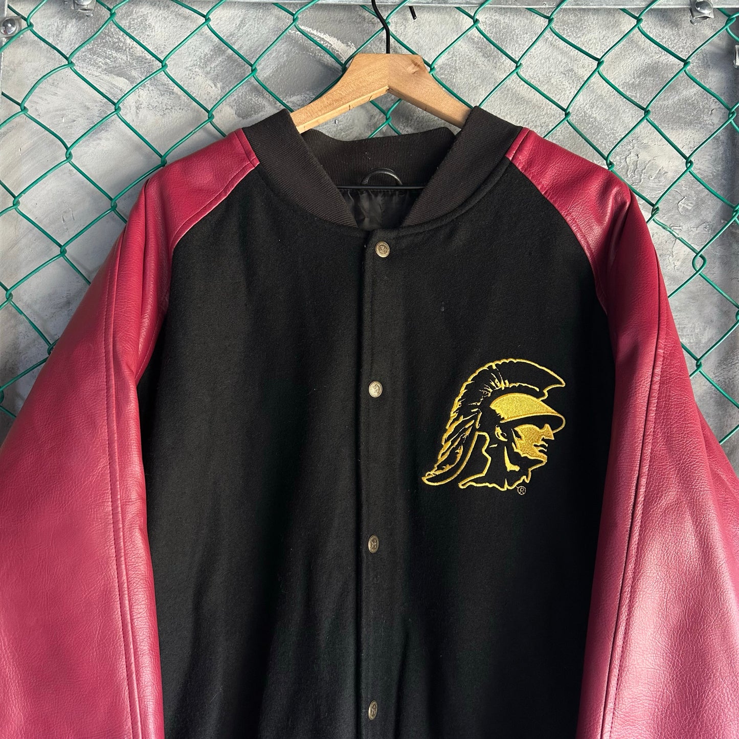 Chamarra Varsity De USC Trojans De Hombre Talla XL Colro Rojo Con Negro Original Colegial San Diego