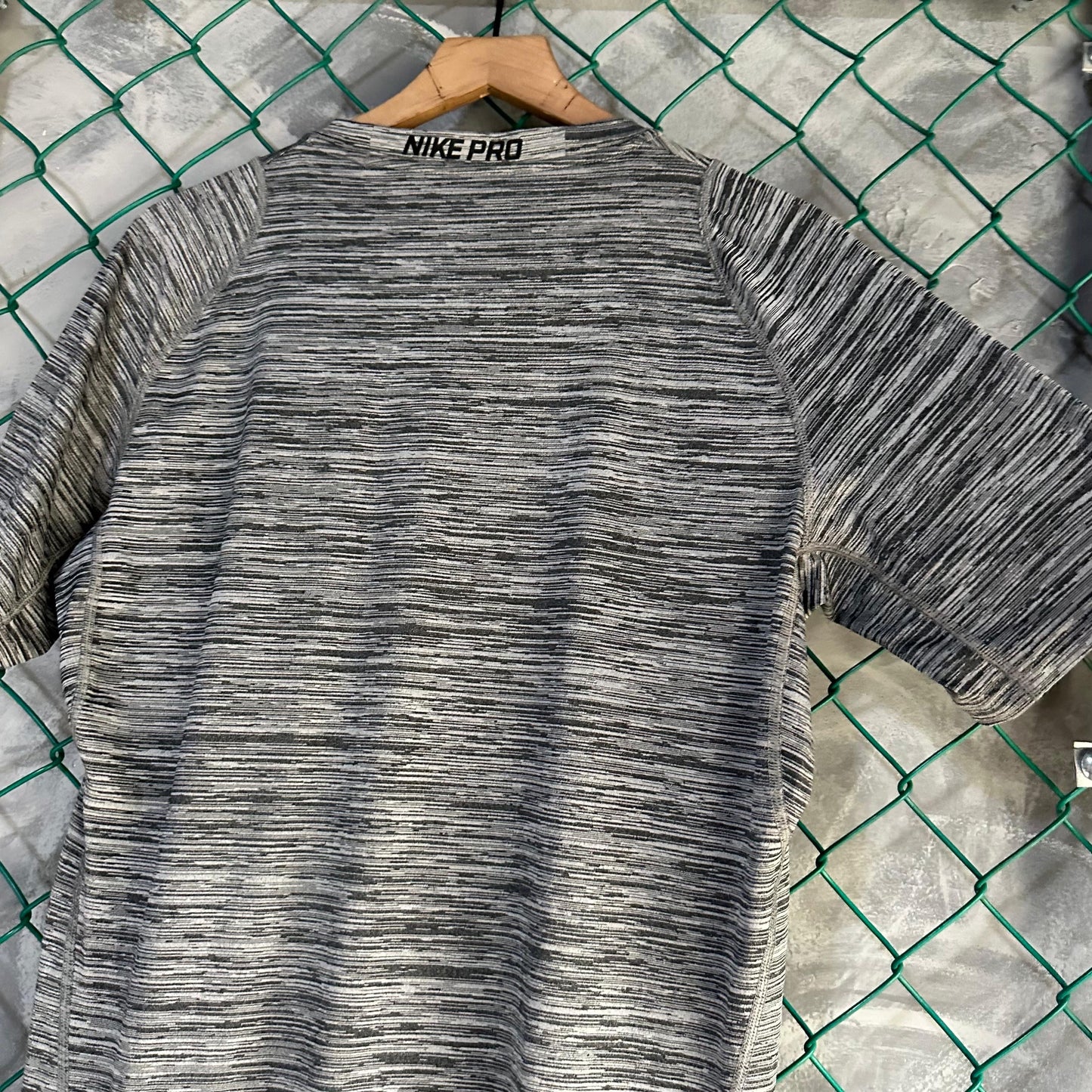 Camisa Nike Deportiva De Hombre Talla L Color Gris Gimnasio Correr Manga Corta Center Swosh