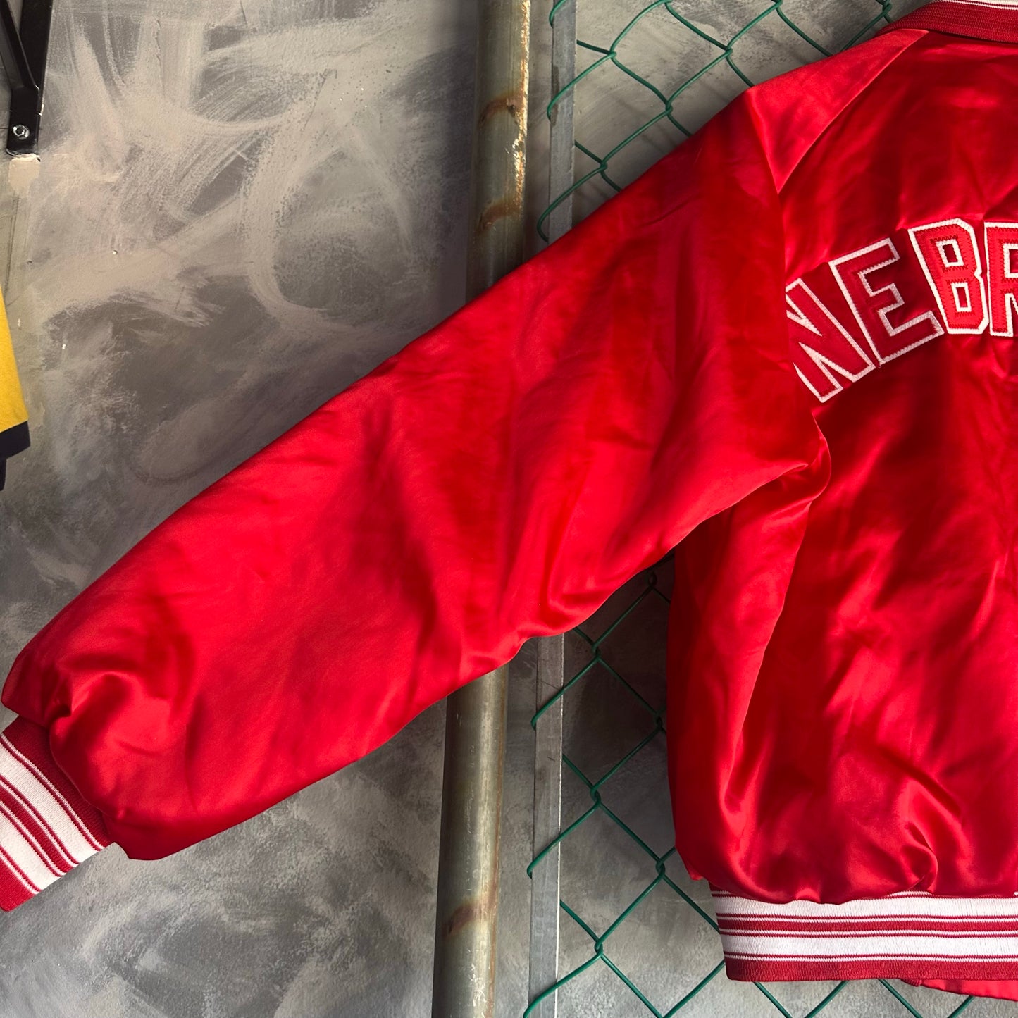 Chamarra Vintage Chalk Line De Nebraska De Hombre Talla L Color Rojo Satin