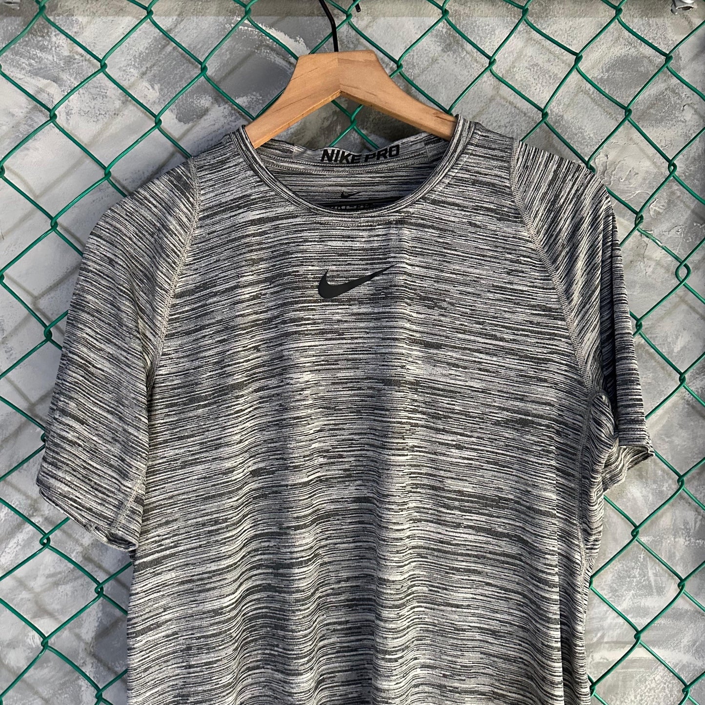 Camisa Nike Deportiva De Hombre Talla L Color Gris Gimnasio Correr Manga Corta Center Swosh