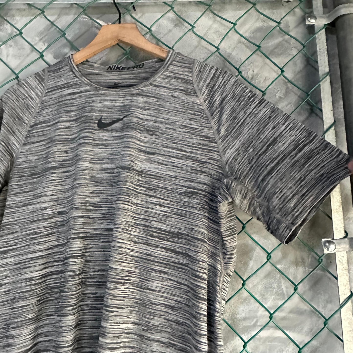 Camisa Nike Deportiva De Hombre Talla L Color Gris Gimnasio Correr Manga Corta Center Swosh