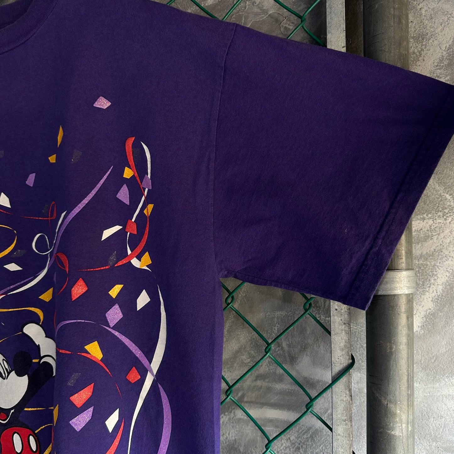 Camisa Vintage de Mickey Mouse De Hombre Talla 2XL Color Morado AOP Confeti DisneyLand