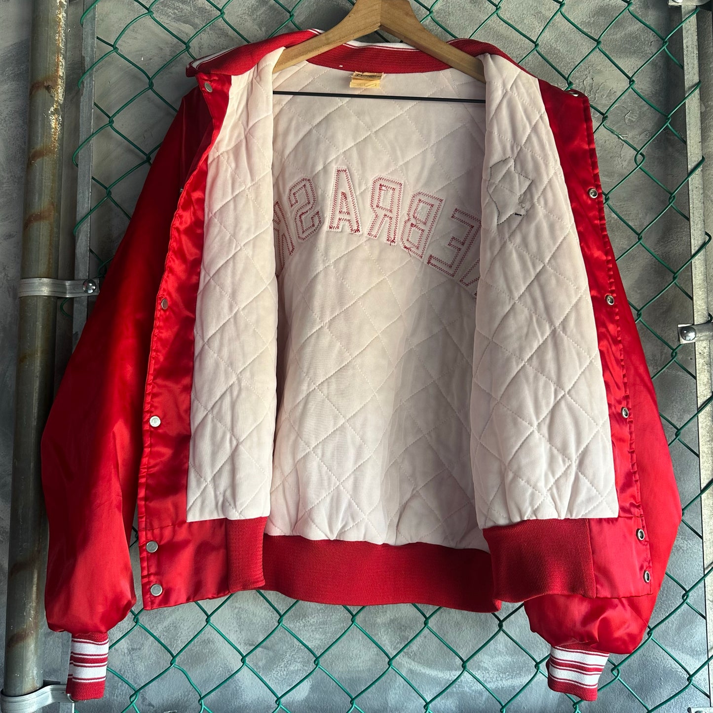 Chamarra Vintage Chalk Line De Nebraska De Hombre Talla L Color Rojo Satin