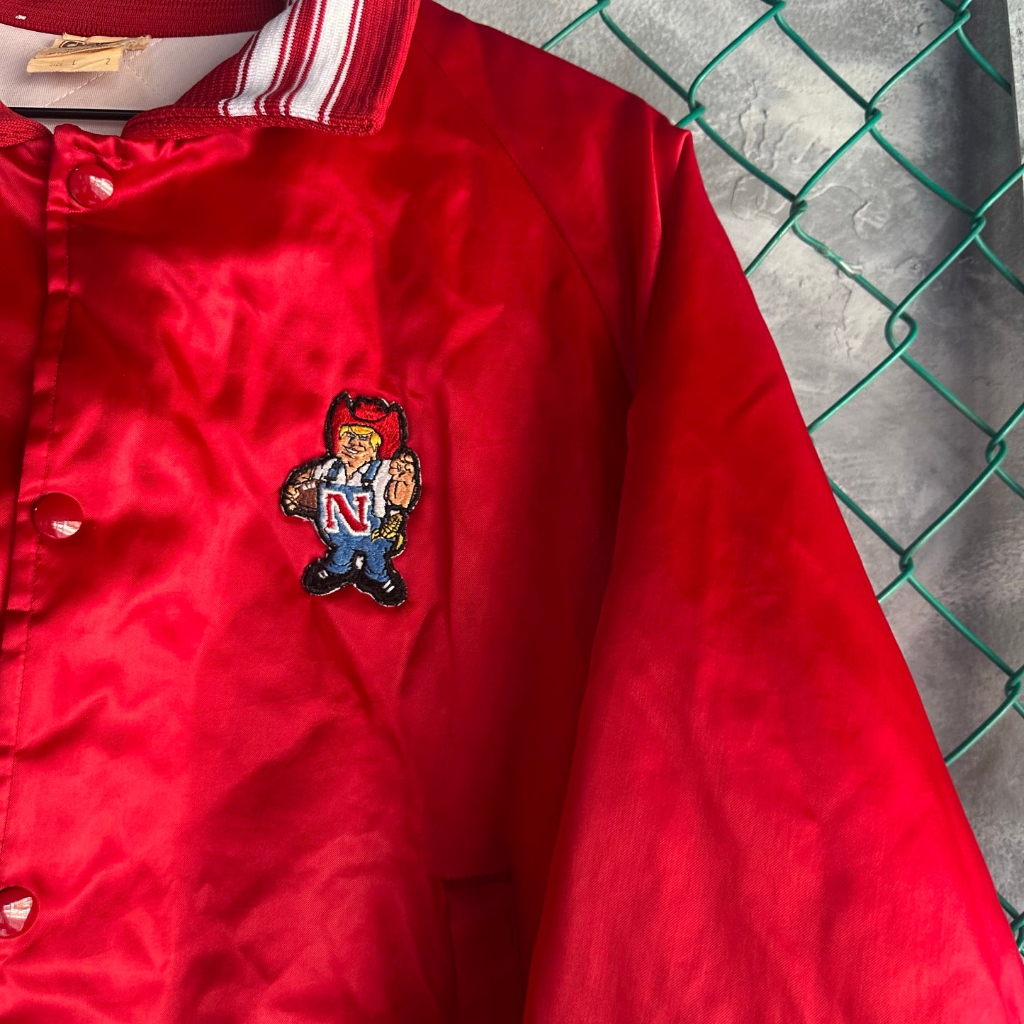 Chamarra Vintage Chalk Line De Nebraska De Hombre Talla L Color Rojo Satin