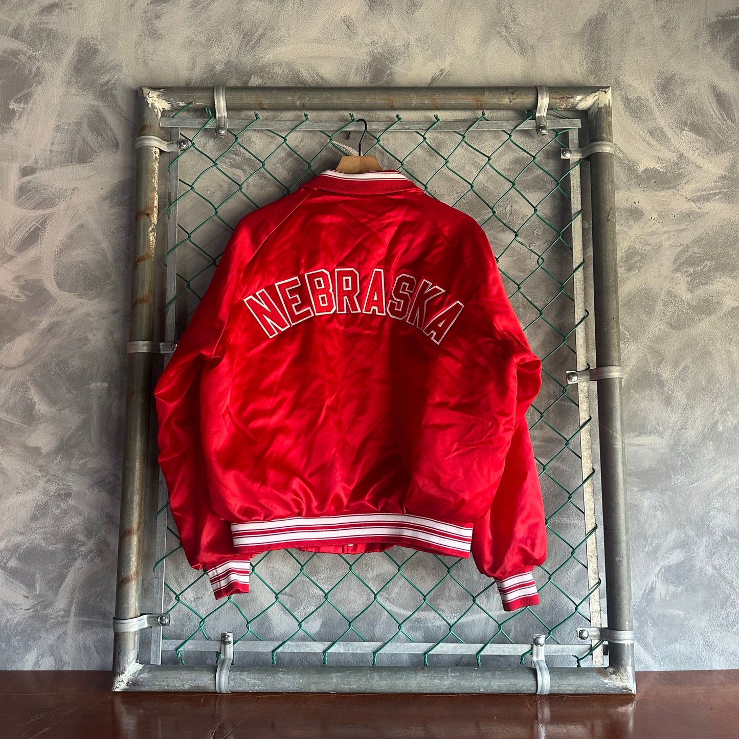 Chamarra Vintage Chalk Line De Nebraska De Hombre Talla L Color Rojo Satin