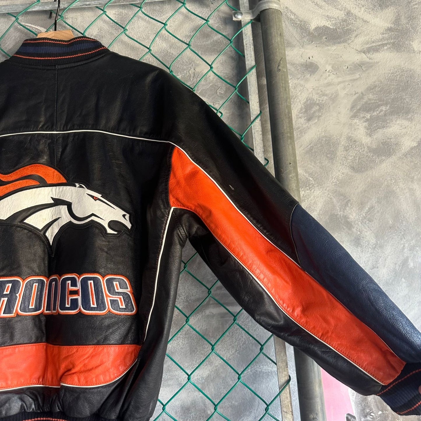 Chamarra De Cuero Vintage Denver Broncos de la NFL De Hombre Talla S Color Negro Naranja Piel