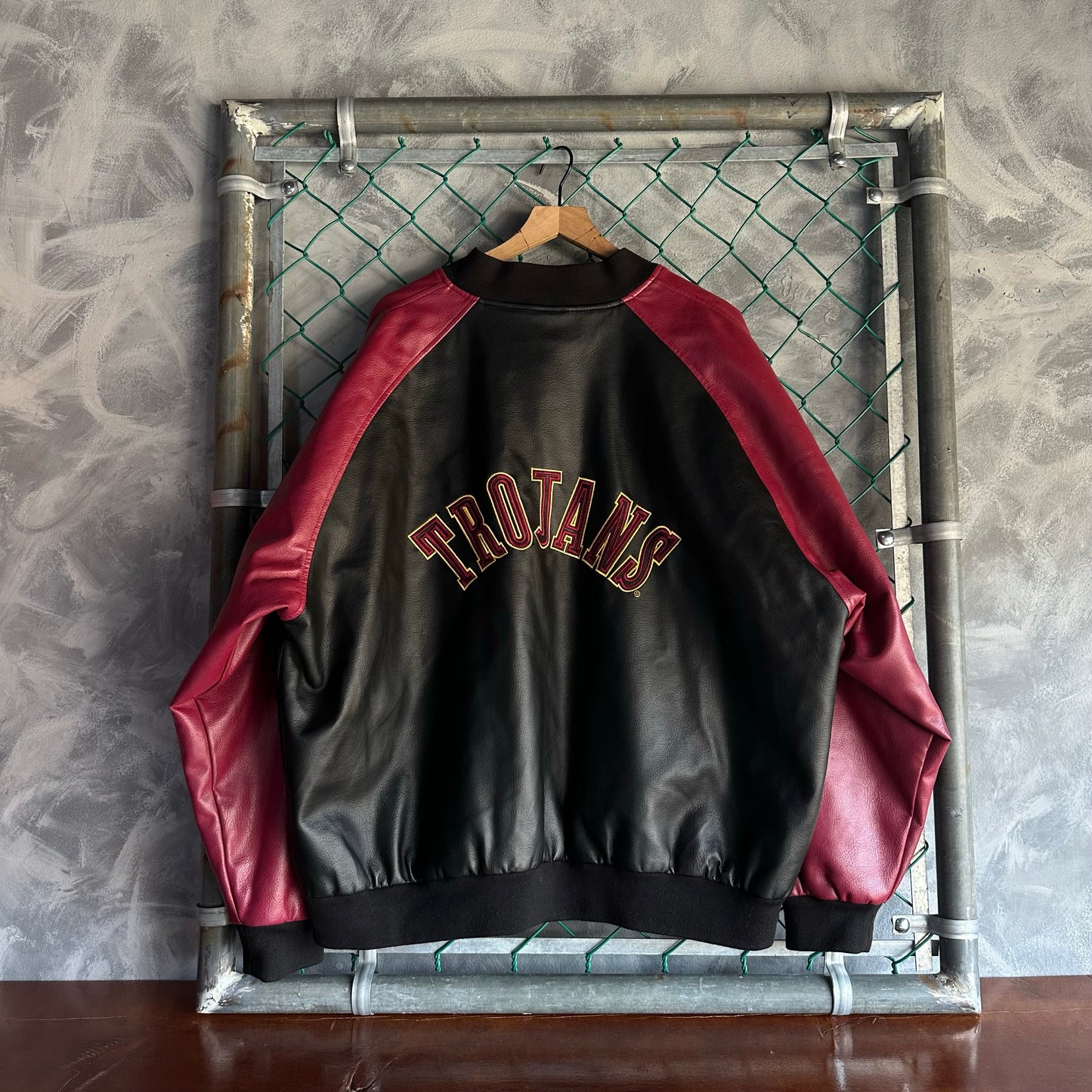 Chamarra Varsity De USC Trojans De Hombre Talla XL Colro Rojo Con Negro Original Colegial San Diego