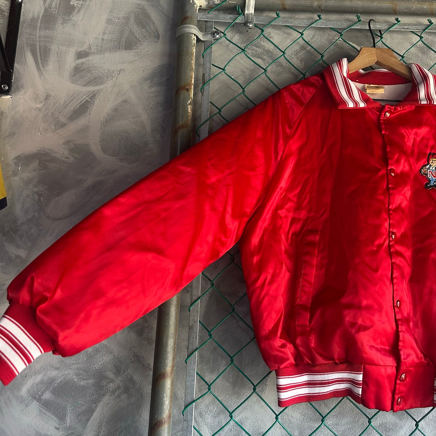Chamarra Vintage Chalk Line De Nebraska De Hombre Talla L Color Rojo Satin