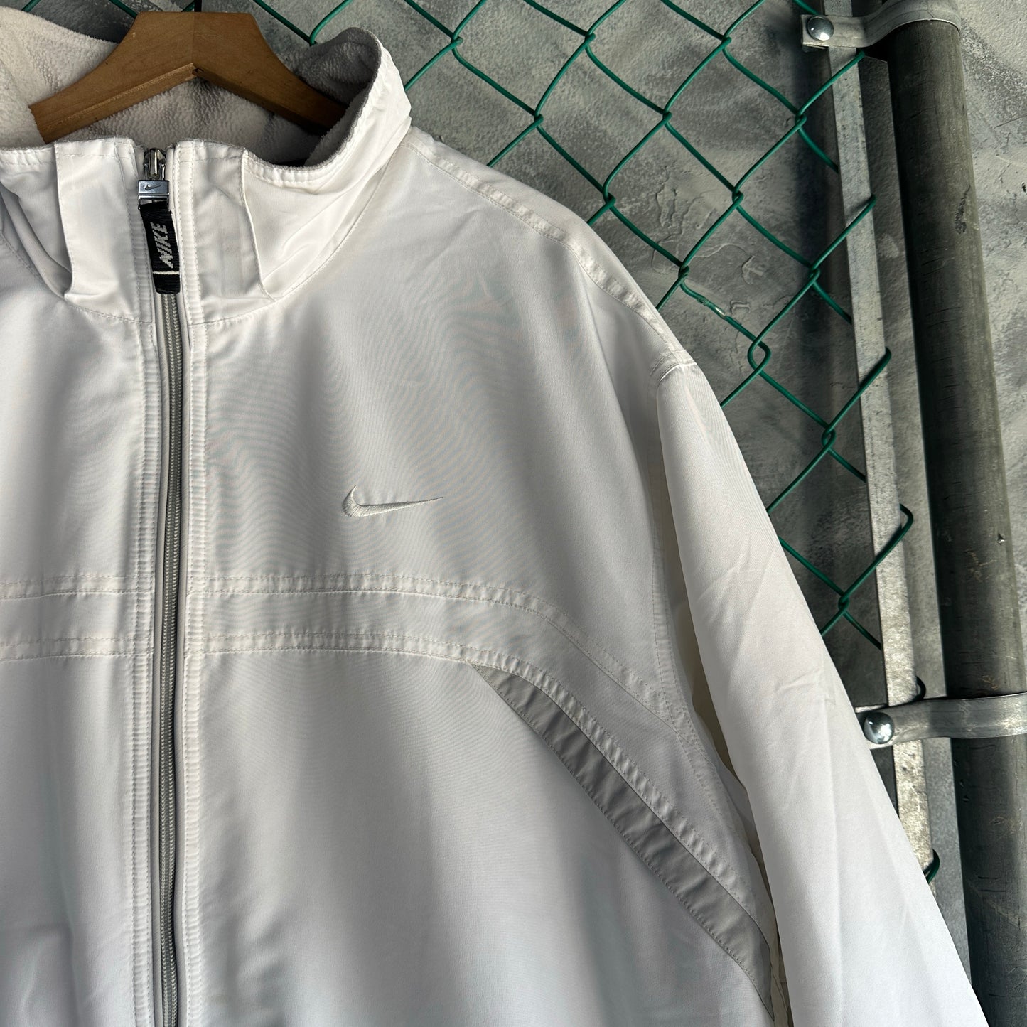 Chamarra Vintage Nike De Hombre Talla 2XL Color Blanco Polar Y2K