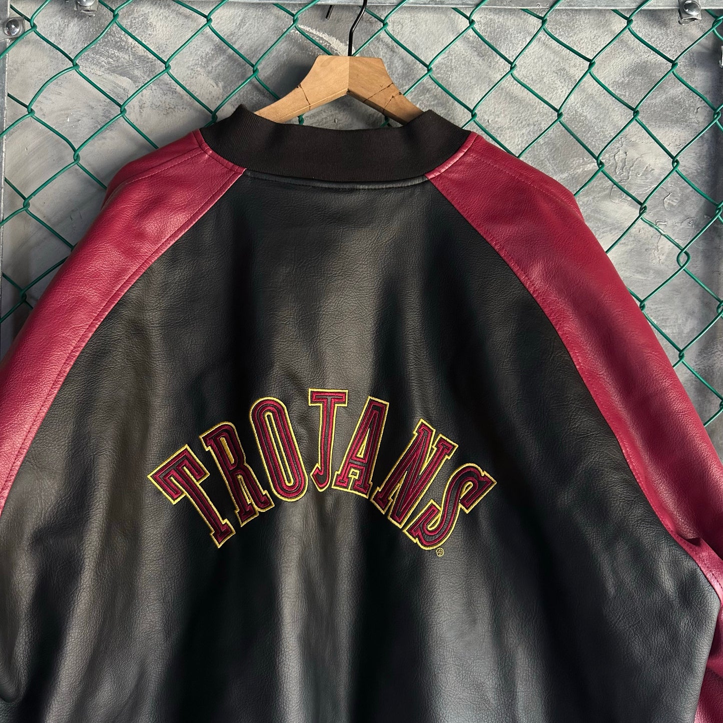 Chamarra Varsity De USC Trojans De Hombre Talla XL Colro Rojo Con Negro Original Colegial San Diego