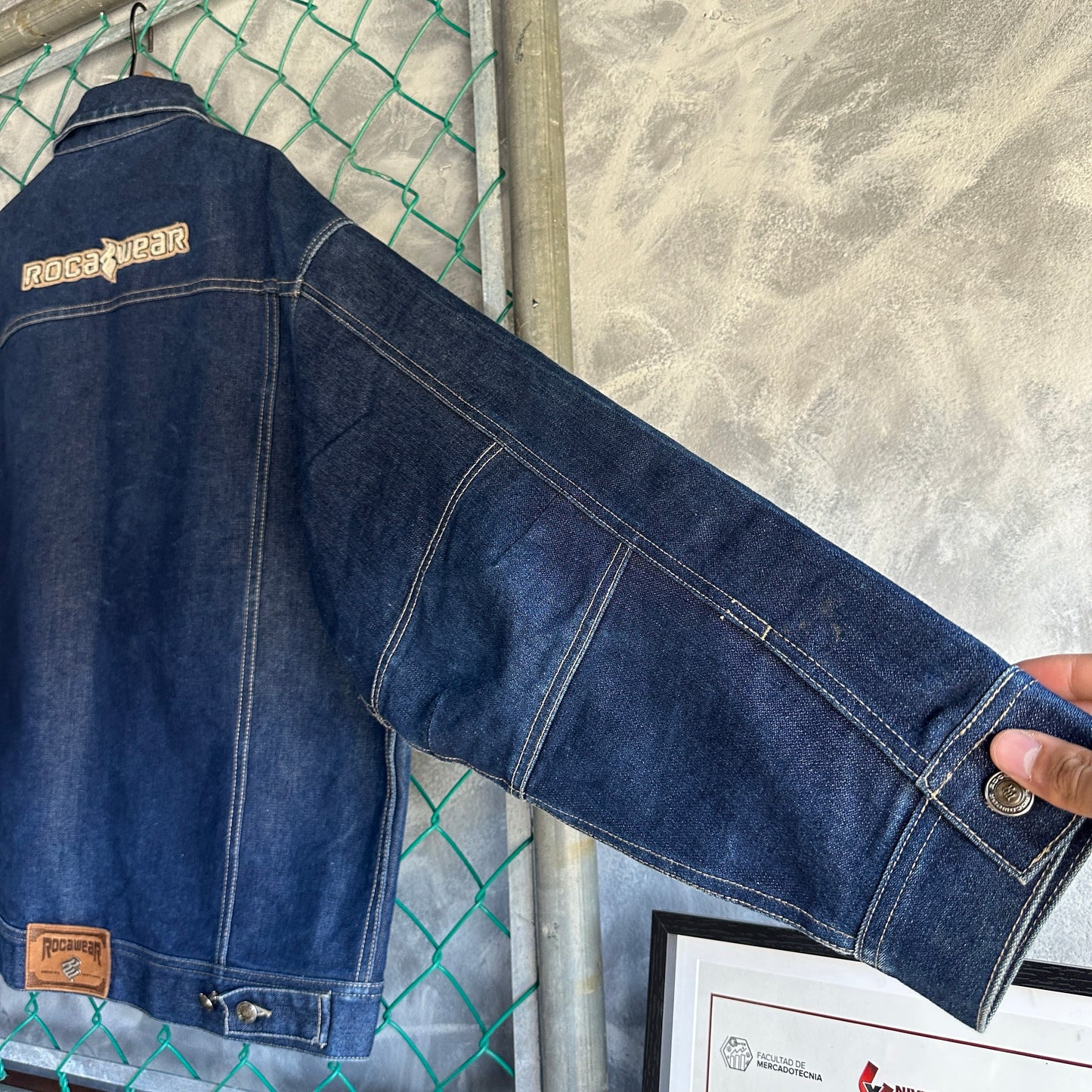 Chamarra Vintage Rocawear De Hombre Talla 2XL Color Azul Marino Mezclilla Y2K