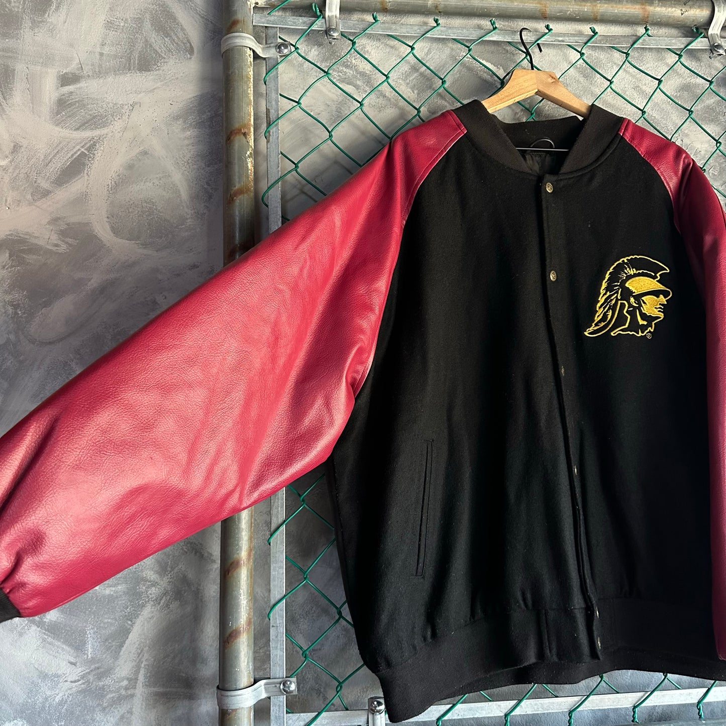 Chamarra Varsity De USC Trojans De Hombre Talla XL Colro Rojo Con Negro Original Colegial San Diego
