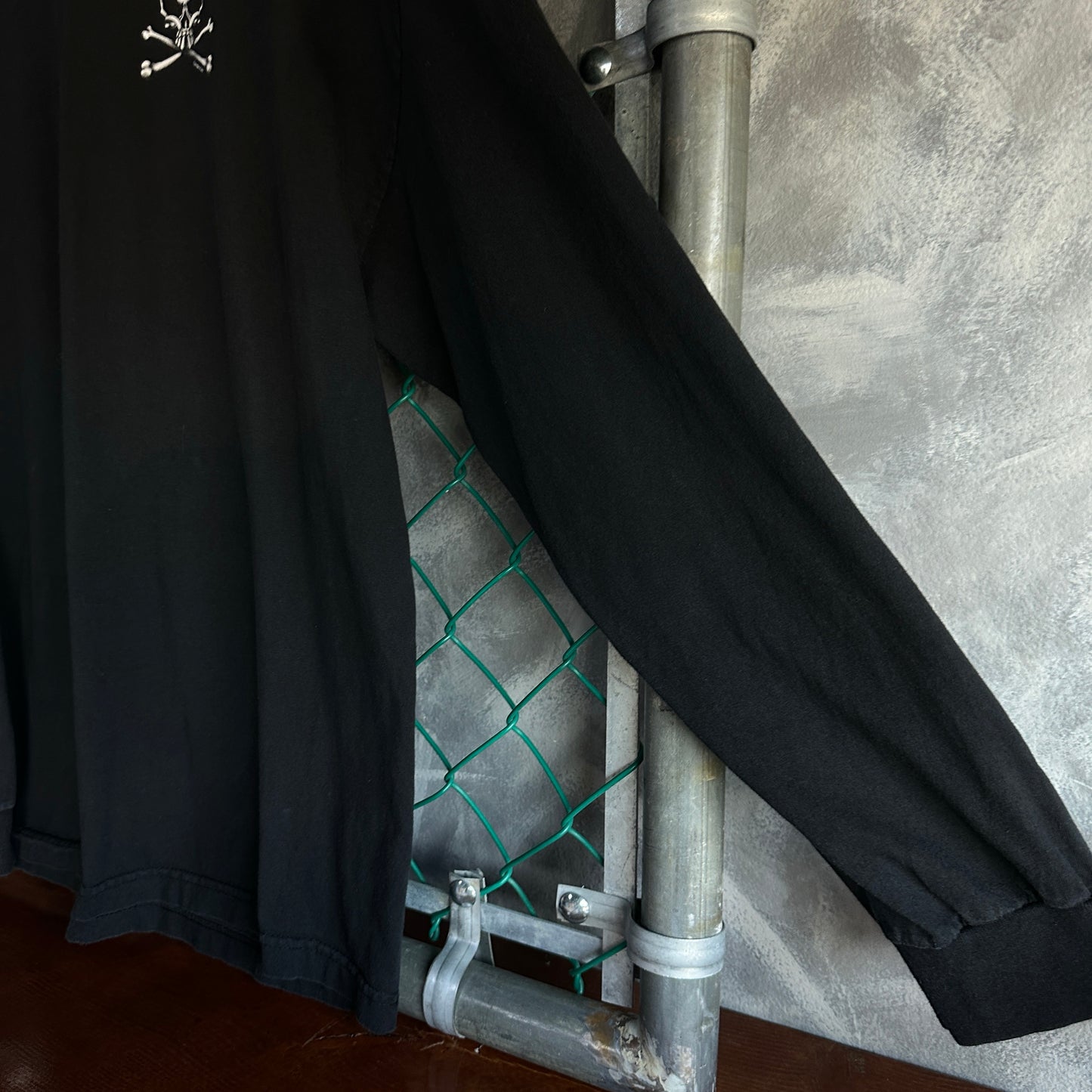 Camisa Vintage De Hombre Talla 2XL Color Negro Con Print En Las Mangas Con Calacas Y Craneos AAA