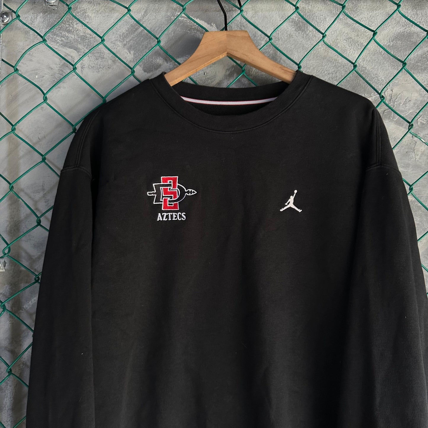 Sueter Jordan De Hombre Talla L Color Negro Sin Gorro Crewneck Colegial San Diego Aztecs