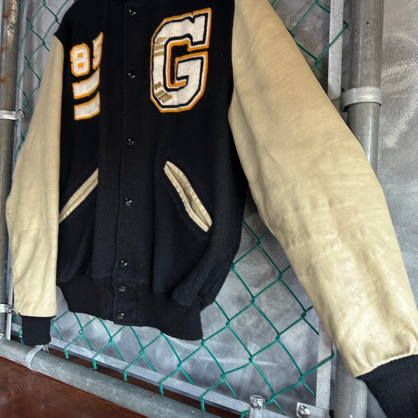 Chamarra Varsity Vintage De Hombre Talla M Color Negro Y Crema Letterman 80s Campeonatos