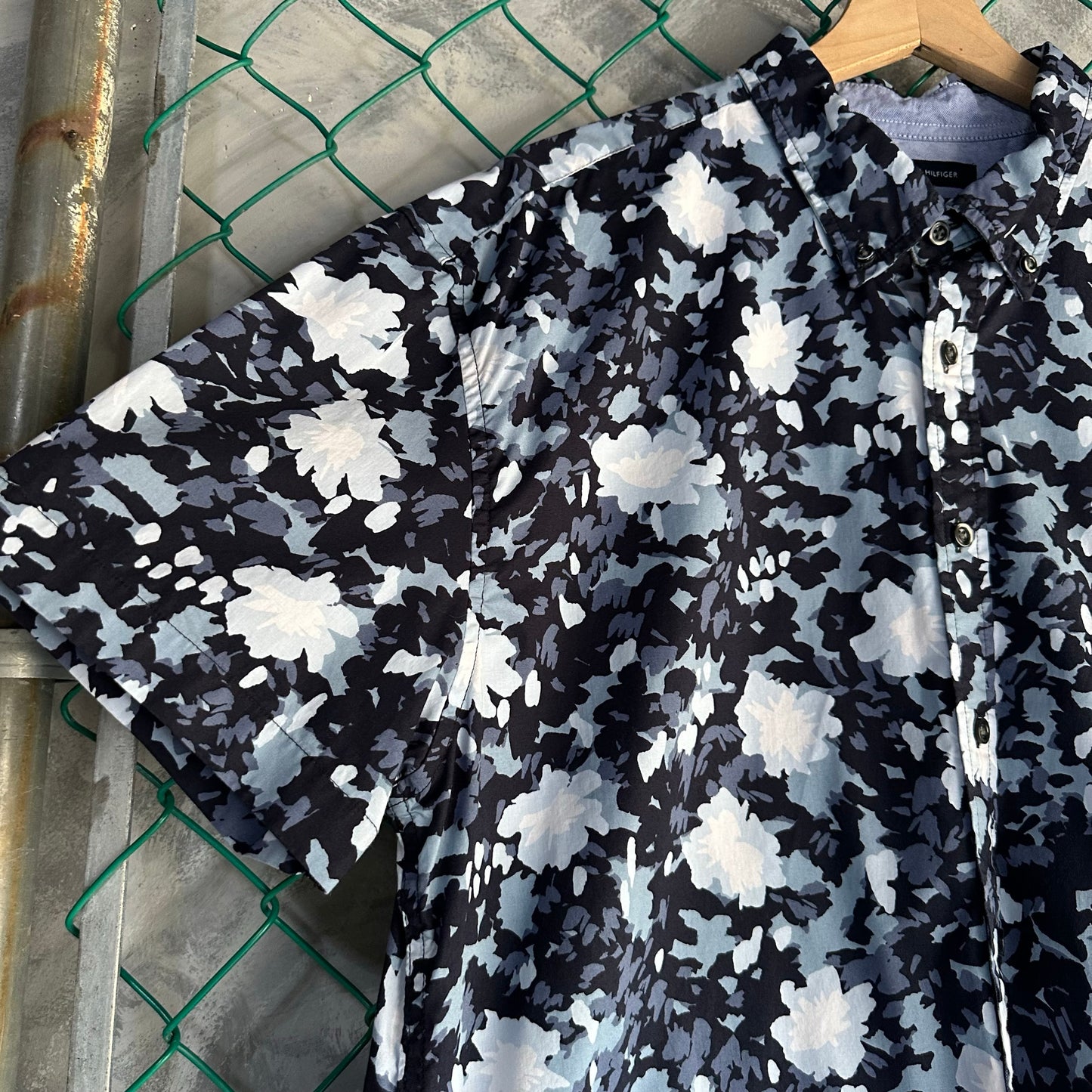 Camisa De Botones Tommy Hilfiger De Hombre Talla 2XL Color Azul Y Blanco Hawaina Manga Corta Fresca