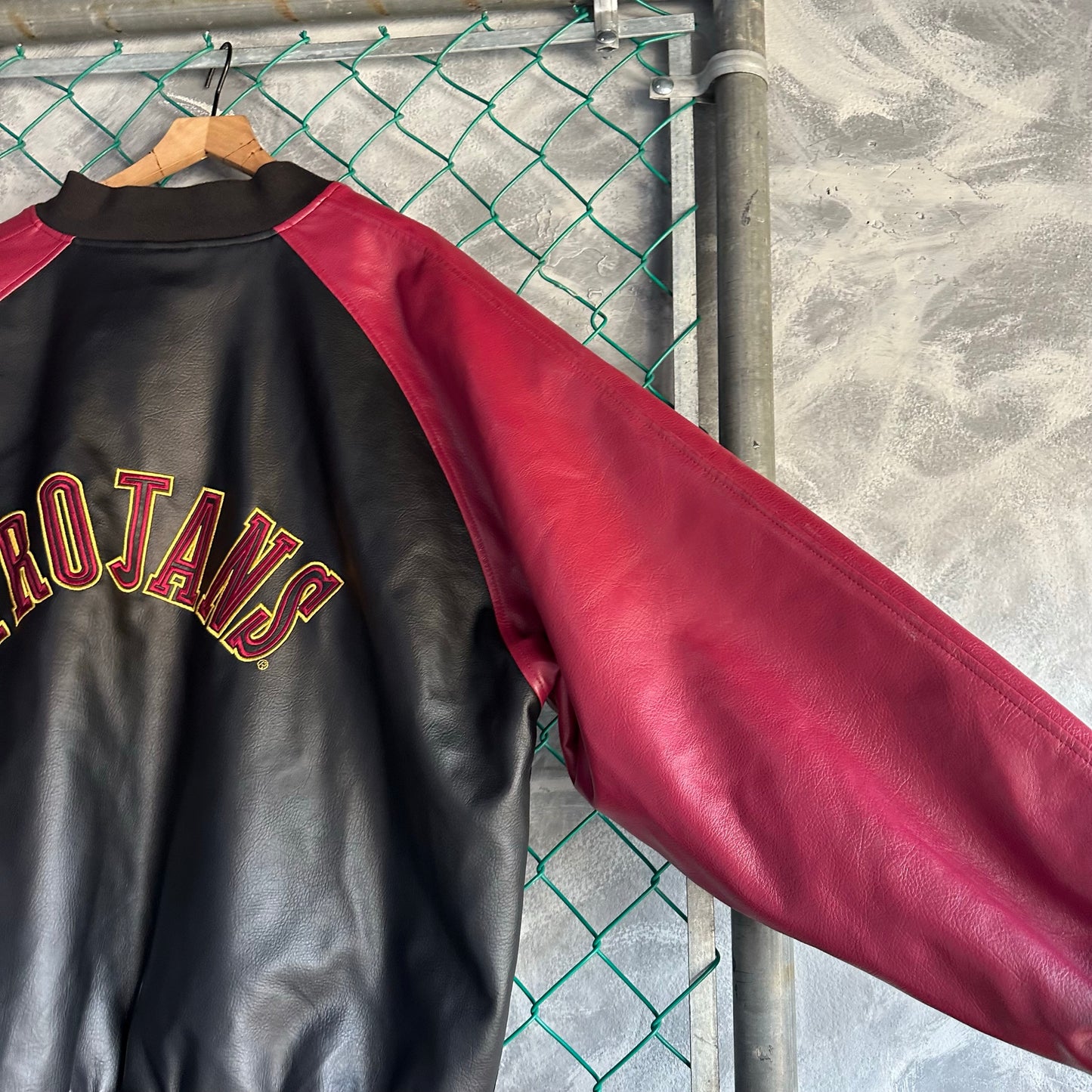 Chamarra Varsity De USC Trojans De Hombre Talla XL Colro Rojo Con Negro Original Colegial San Diego