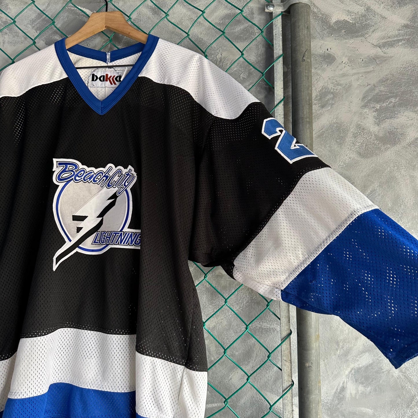 Jersey Vintage de Tampa Bay De Hombre Talla L Color Negro Blanco y Azul De l NHL Hockey Rayos Bakka