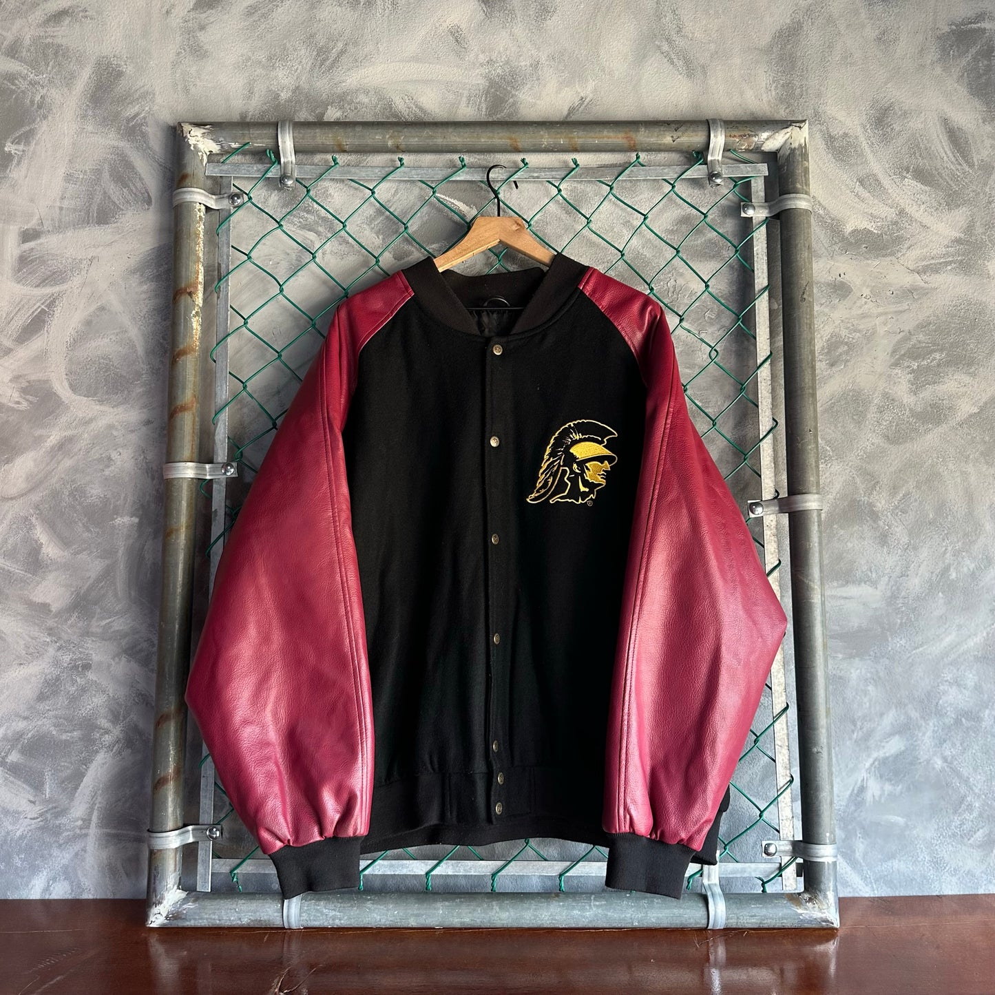Chamarra Varsity De USC Trojans De Hombre Talla XL Colro Rojo Con Negro Original Colegial San Diego