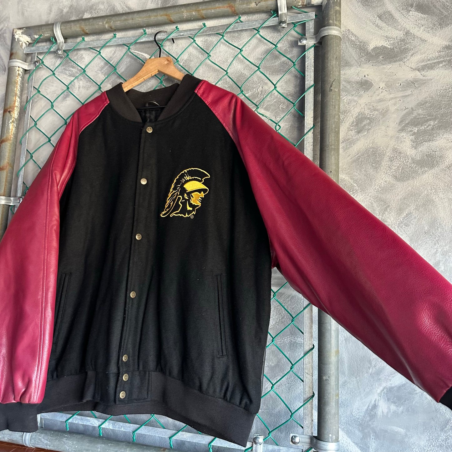 Chamarra Varsity De USC Trojans De Hombre Talla XL Colro Rojo Con Negro Original Colegial San Diego