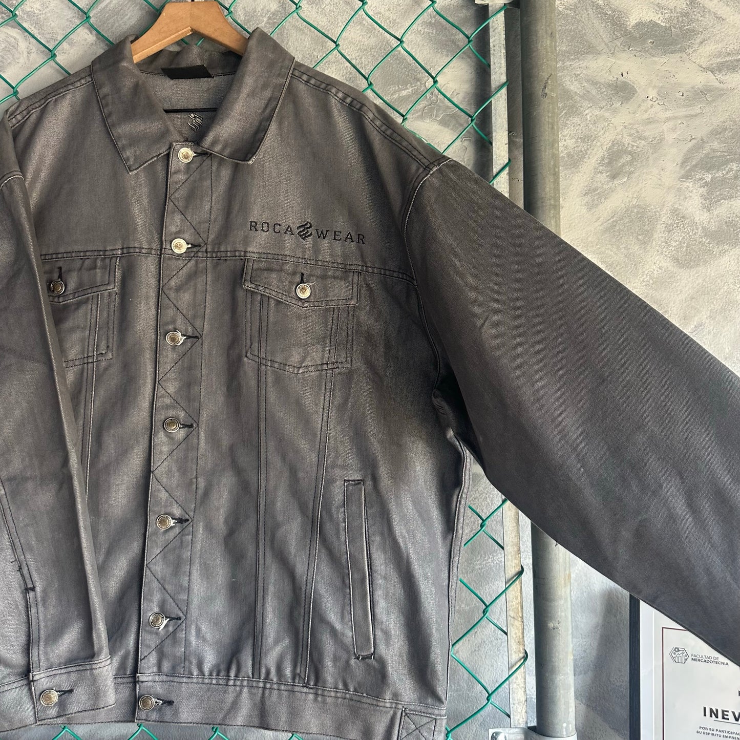 Chamarra Vintage Rocawear De Hombre Talla 2XL Color Azul Marino Mezclilla Y2K