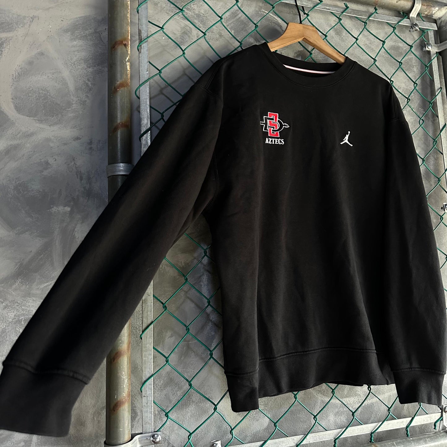 Sueter Jordan De Hombre Talla L Color Negro Sin Gorro Crewneck Colegial San Diego Aztecs
