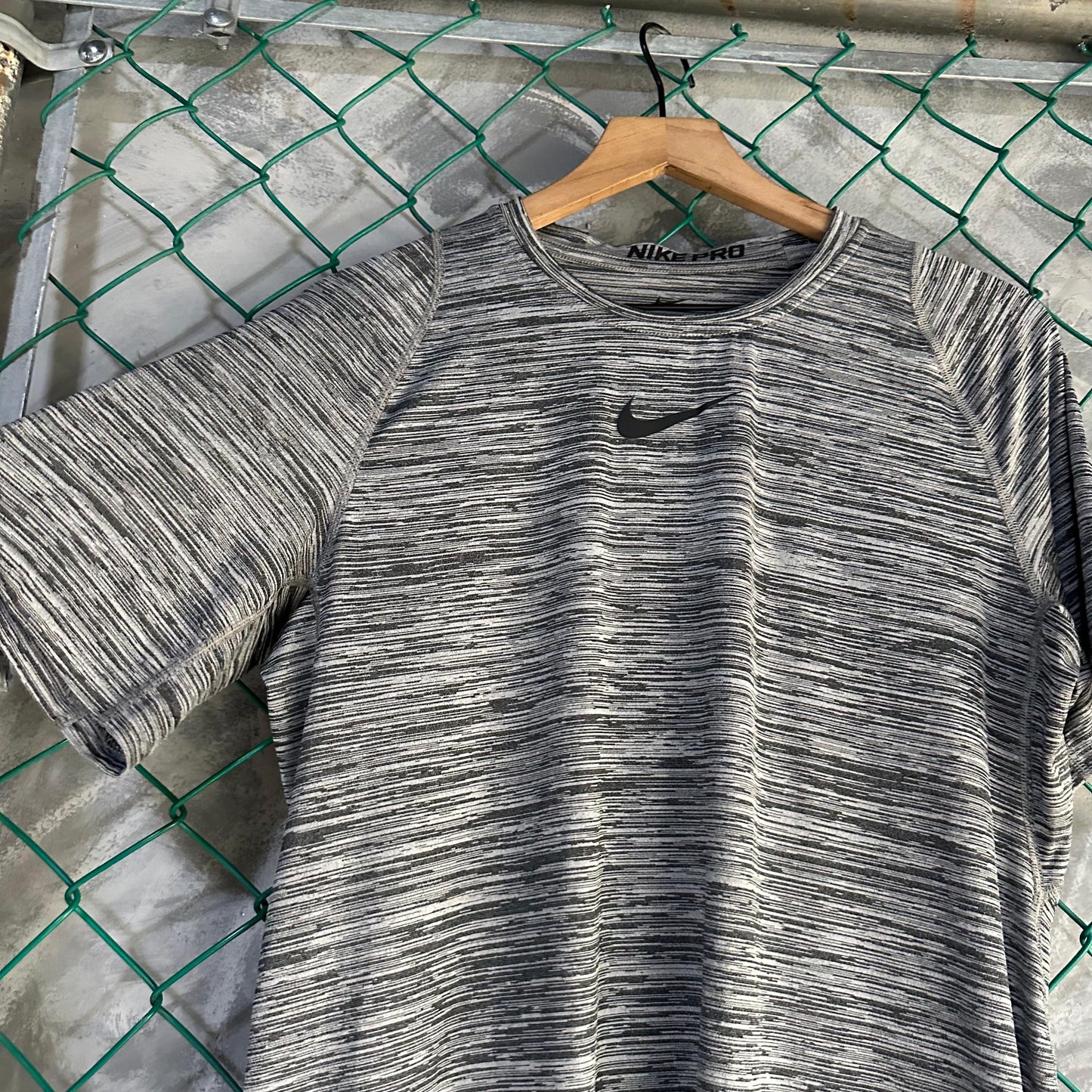 Camisa Nike Deportiva De Hombre Talla L Color Gris Gimnasio Correr Manga Corta Center Swosh