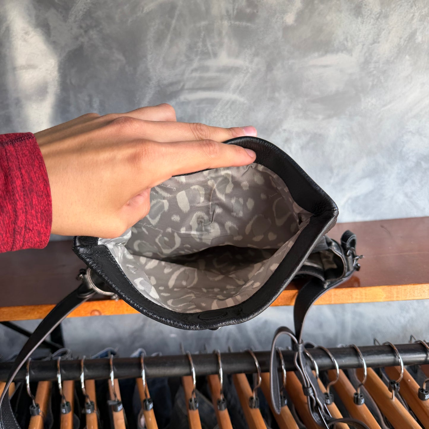 Bolsa De Cuero O Piel Aimee Kestenberg Color Negro Con Patron De Leopardo