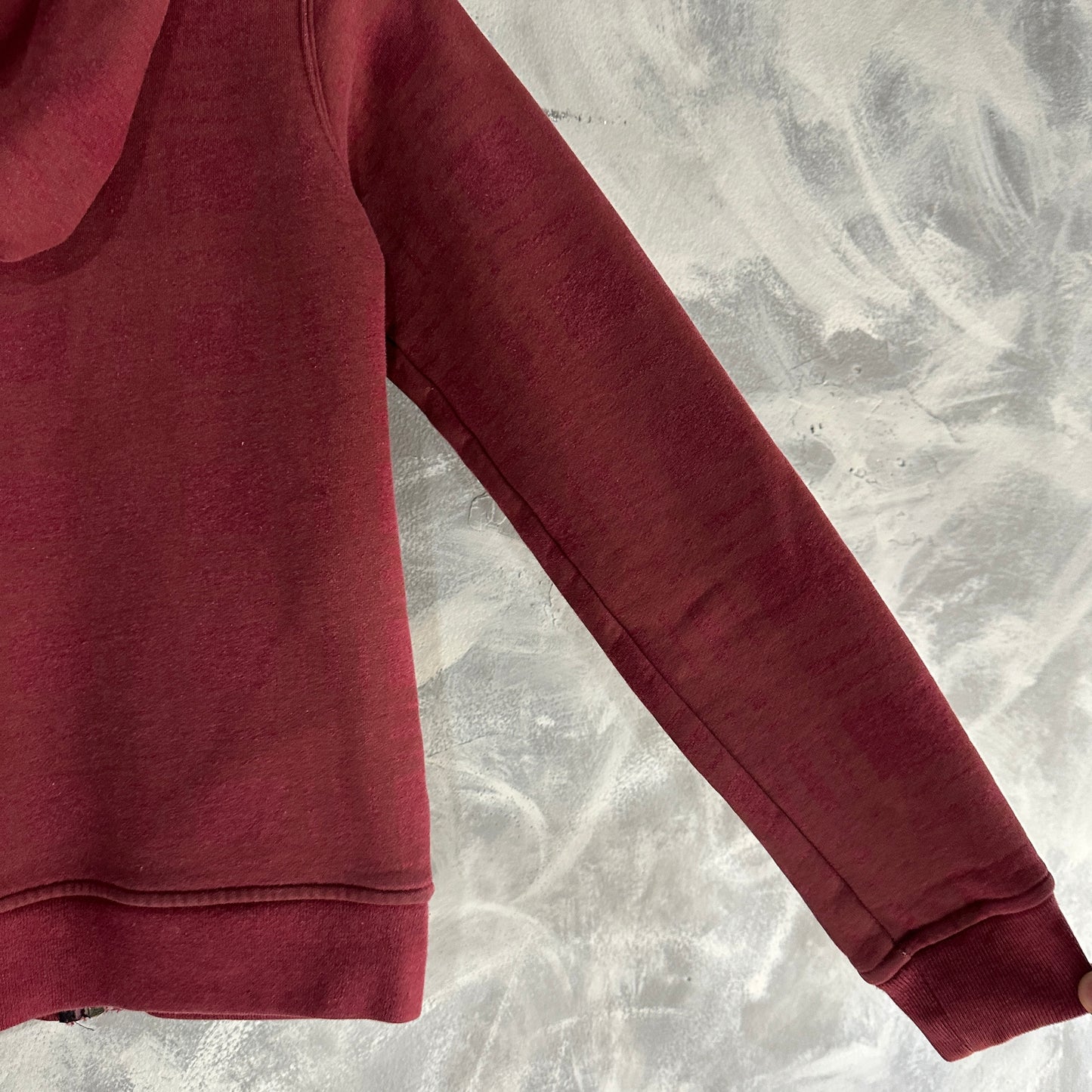 Sueter de ziper (Zip Up) Stussy De Mujer Talla S Color Rojo Vino Estilo Y2K Con Forro De Peluche Al cuerpo