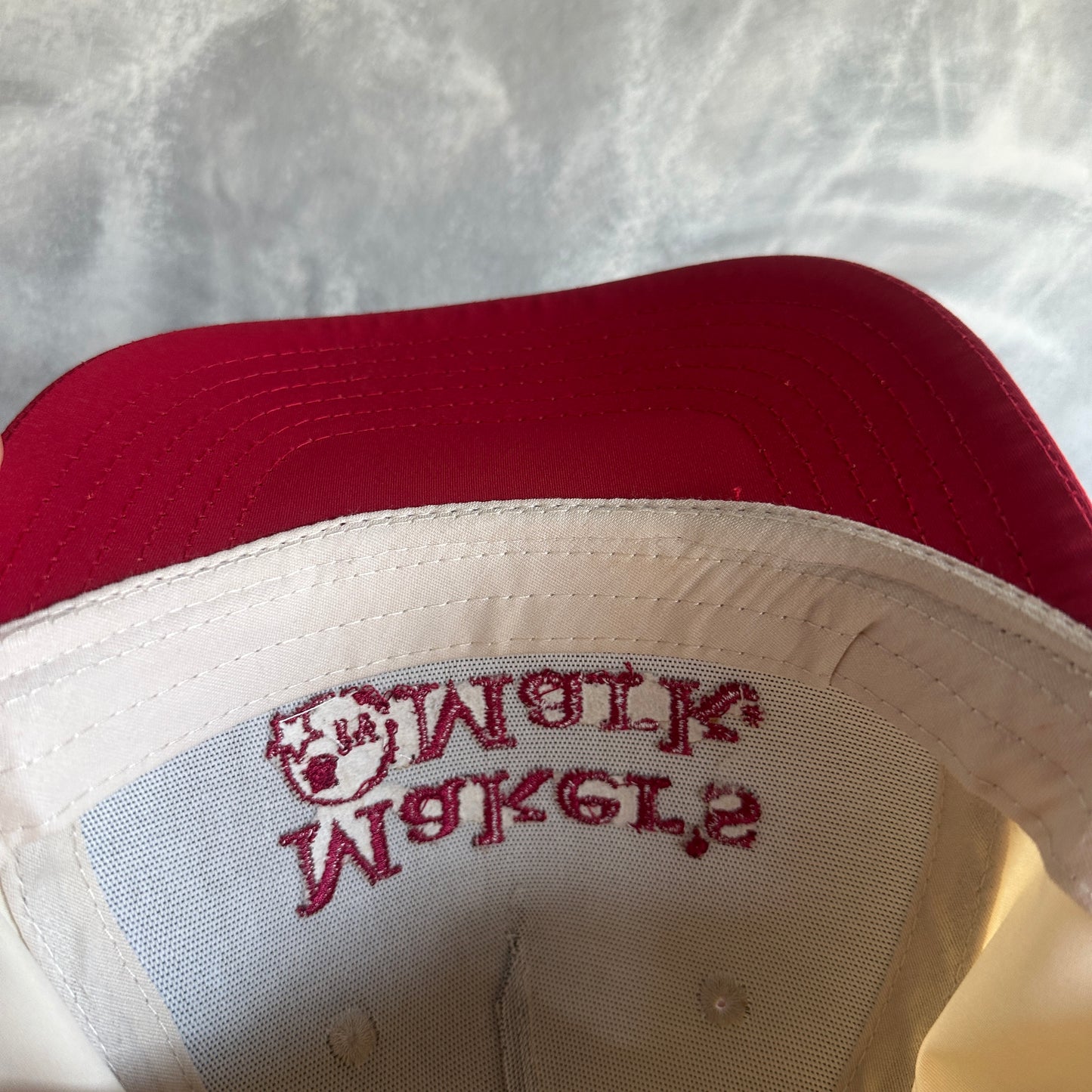 Gorra Makers Mark De Whiskey De Hombre Unitalla Snapback Color Beige Con Rojo