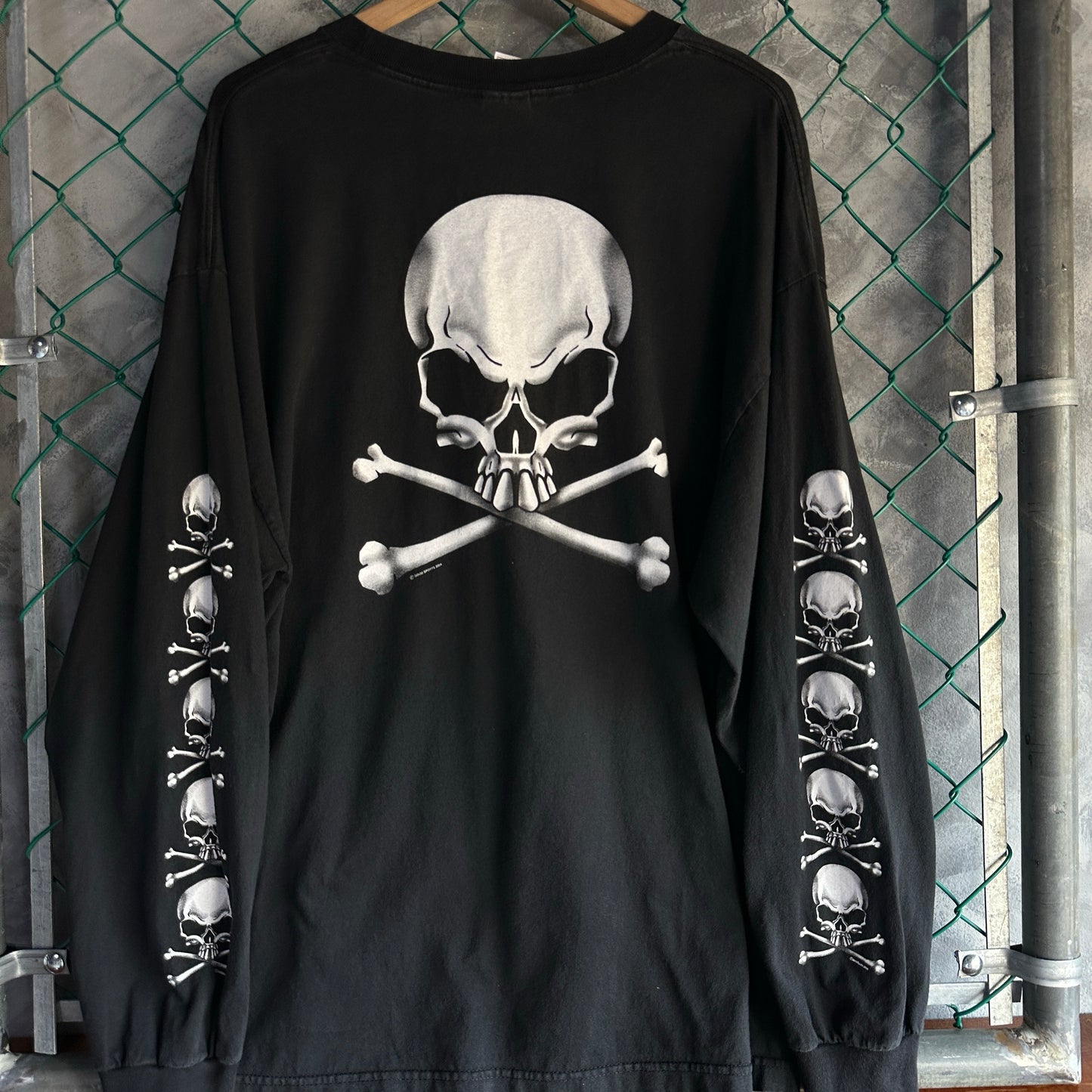 Camisa Vintage De Hombre Talla 2XL Color Negro Con Print En Las Mangas Con Calacas Y Craneos AAA