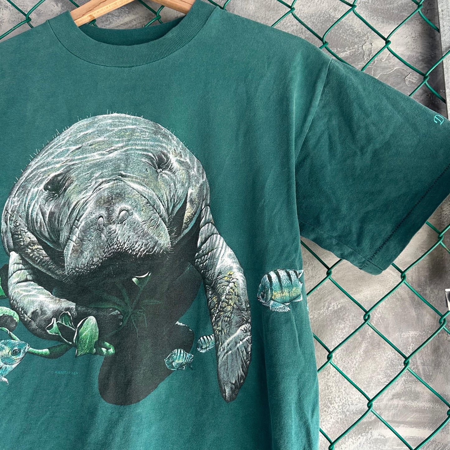 Camisa Vintage de Manati De Hombre Talla M Color Verde Naturaleza Peces Oceano USA