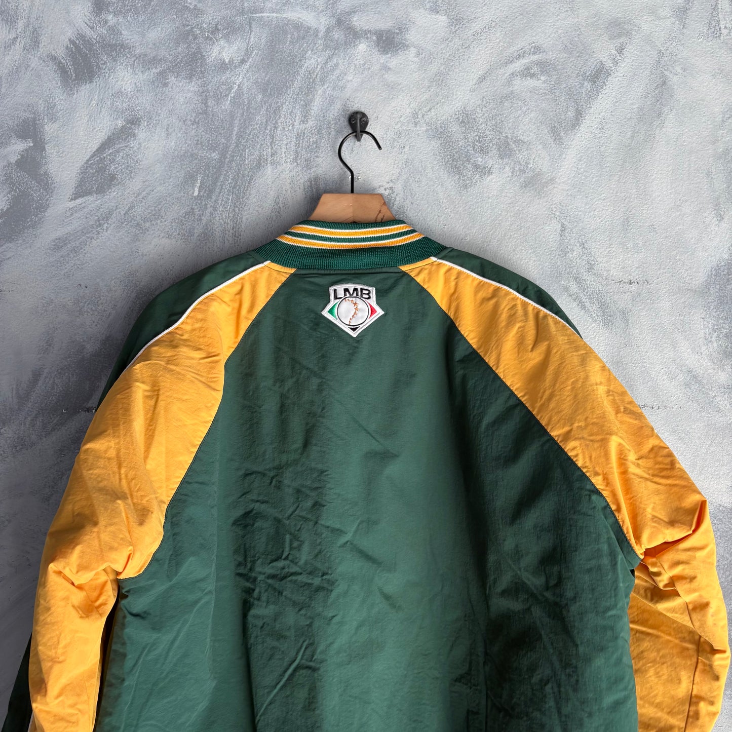 Chamarra de la LMB Para Hombre Talla L Color Verde Con Amarillo Pericos Béisbol LMB 2009