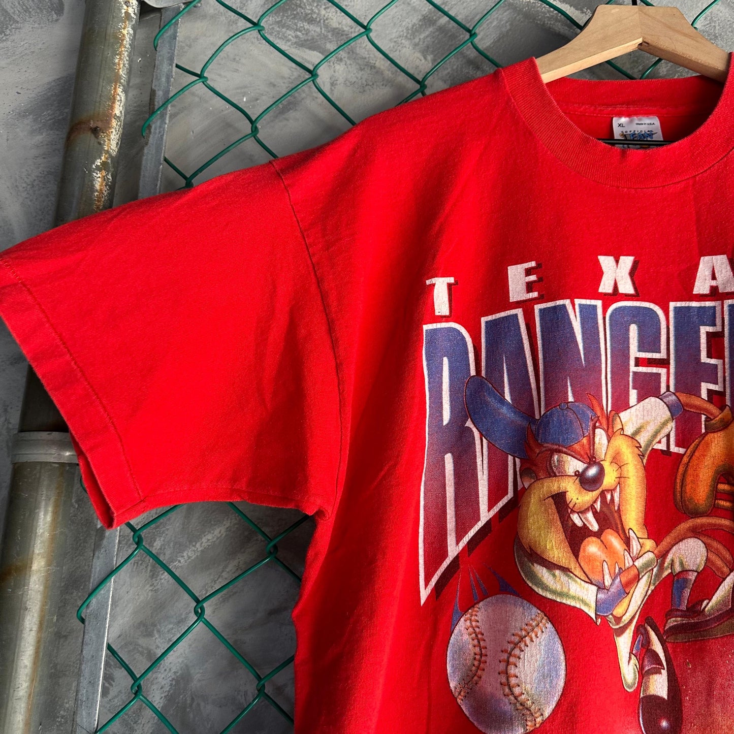 Camisa Vintage Taz de Looney Tunes De Hombre Talla XL Color Rojo De Manga Corta Beisbol MLB