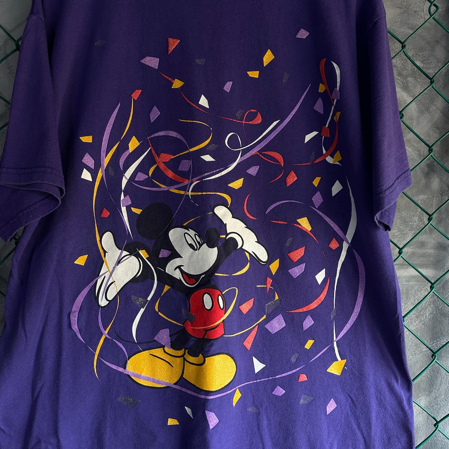 Camisa Vintage de Mickey Mouse De Hombre Talla 2XL Color Morado AOP Confeti DisneyLand