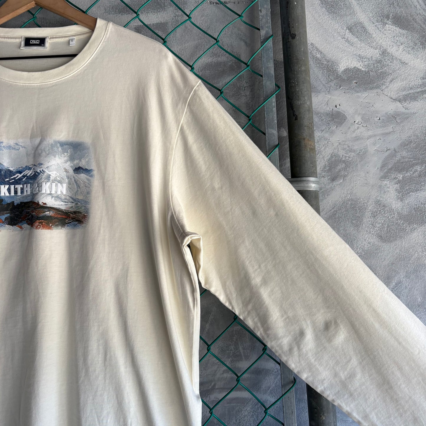 Playera de Manga Larga Kith Para Hombre Talla XL Color Beige Montañas